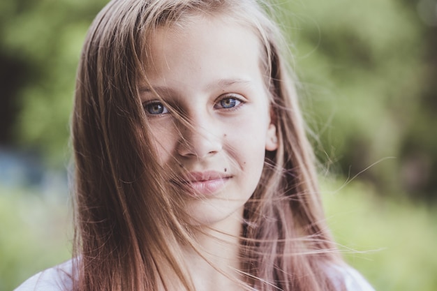 Belle adolescente aux cheveux roses à l'extérieur