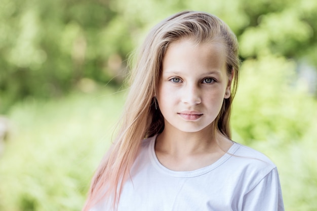 Belle adolescente aux cheveux roses à l'extérieur