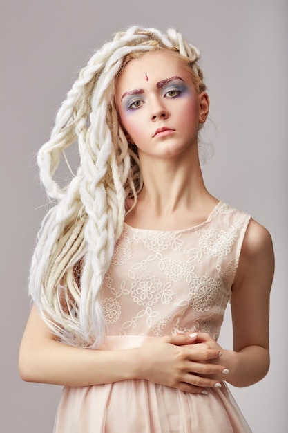 belle adolescente blonde avec des dreadlocks