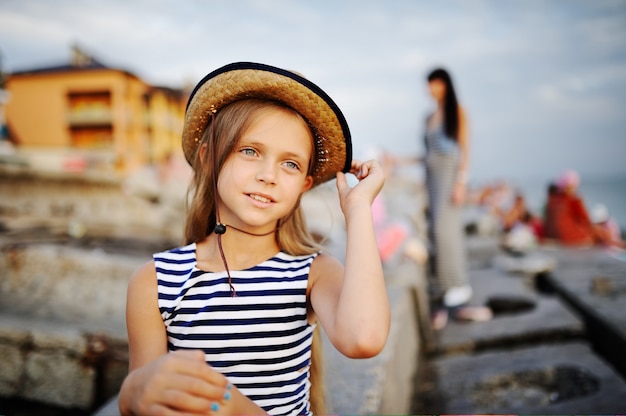 Belle adolescente dans une chemise rayée et un chapeau