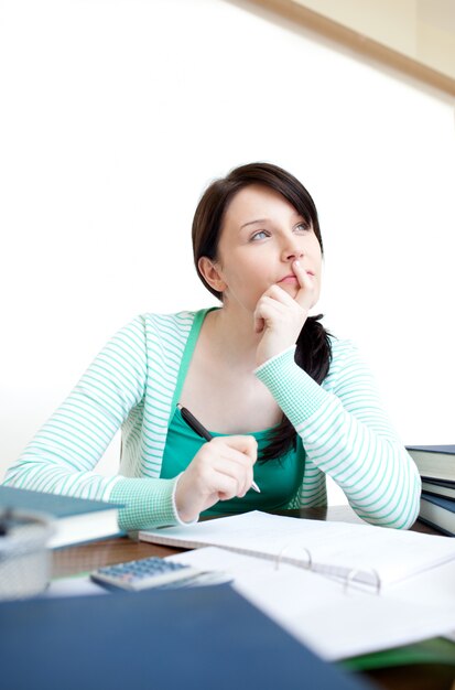 Belle adolescente étudie à son bureau