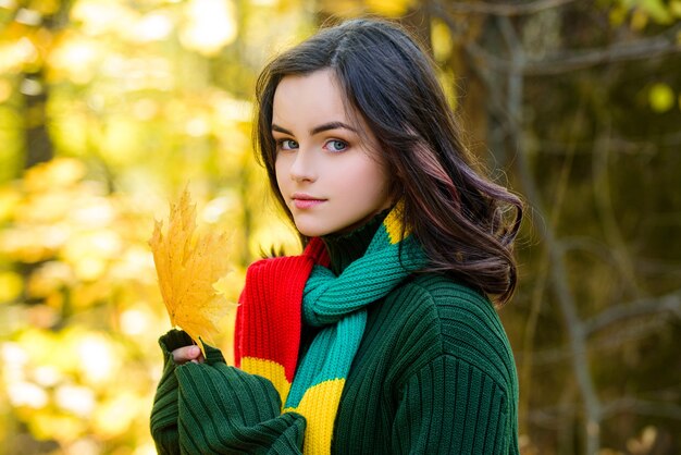 Belle adolescente à l'extérieur en journée ensoleillée teen girl face portrait en automne parc