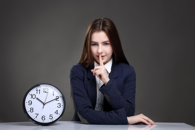 Belle adolescente avec grande horloge