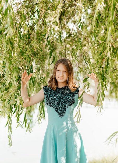 Belle adolescente marchant dans le parc en été