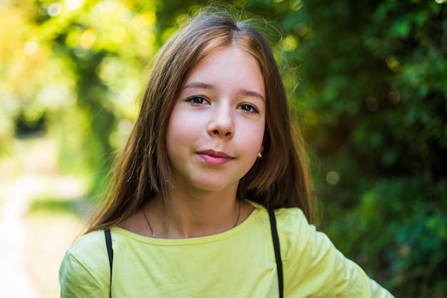 Belle adolescente marchant en plein air en été ou au printemps