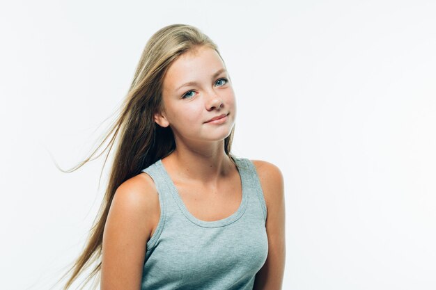 Belle adolescente modèle taches de rousseur cheveux longs Portrait. Prise de vue en studio.