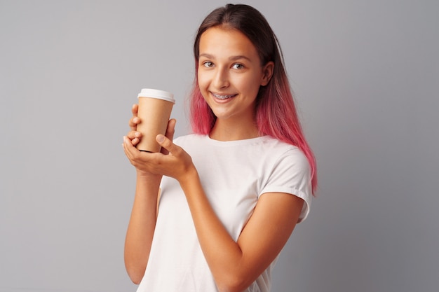 Belle adolescente tenant une tasse de café