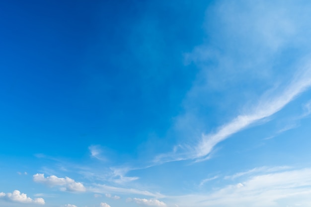 Belle airatmosphere fond de ciel bleu clair abstrait texture claire avec des nuages blancs.