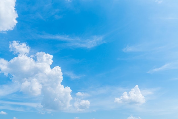 Belle airatmosphère fond de ciel bleu clair abstrait texture claire avec des nuages blancs