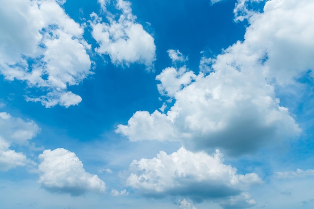 Belle airatmosphère fond de ciel bleu clair abstrait texture claire avec des nuages blancs