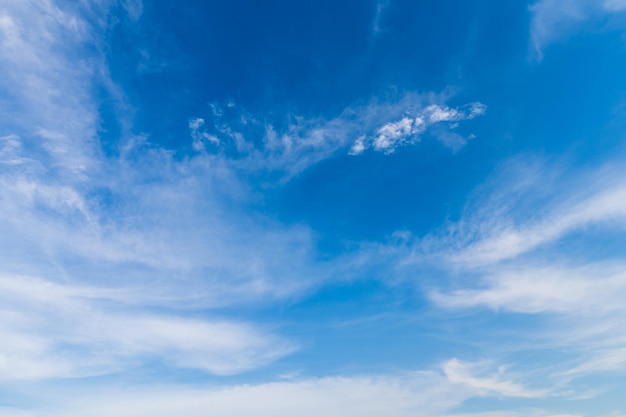 Belle airatmosphère fond de ciel bleu clair abstrait texture claire avec des nuages blancs