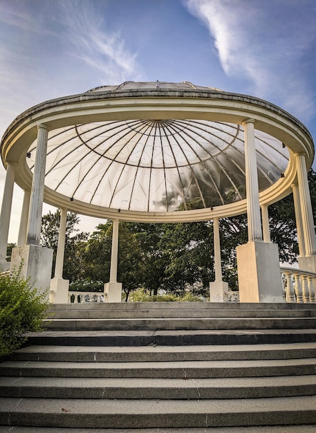 Belle ambiance le matin avec grand gazebo blanc