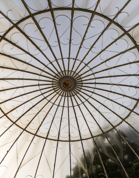 Belle ambiance le matin avec grand gazebo blanc