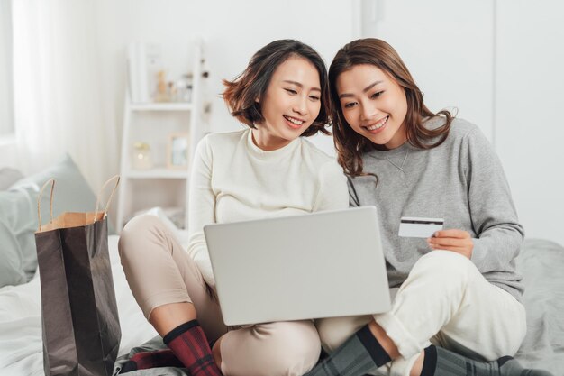 Belle amitié féminine profiter du mode de vie des activités du week-end avec la technologie à la maison