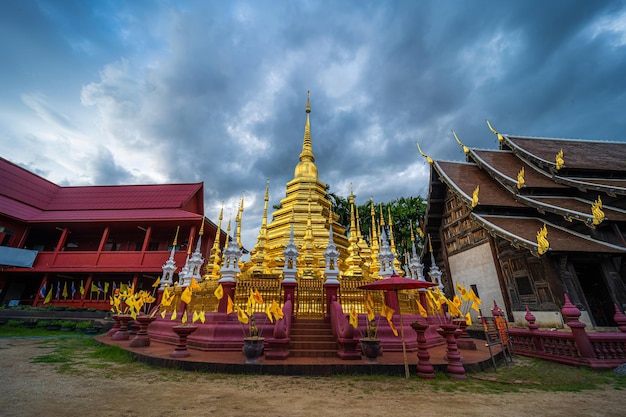 Belle ancienne pagode de couleur dorée dans le temple Phan Tao est un temple bouddhiste dans l'attraction touristique du centre historique un ancien art thaïlandais et est des lieux publics à Chiang MaiThaïlande