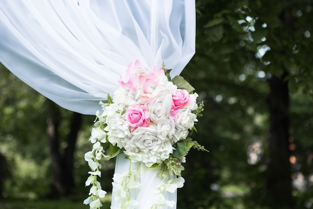 Belle Arche Blanche Avec Des Décorations Florales Pour La Cérémonie De Mariage Avec Des Chaises Pour Les Invités Sur Fond Vert Avec Des Arbres