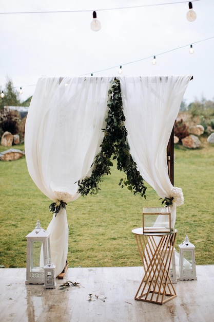 Belle arche de mariage blanche pour une cérémonie de mariage en plein air