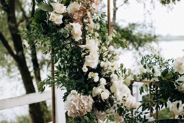 Belle arche de mariage de fleurs fraîches au bord du lac Décor pour une cérémonie de mariage