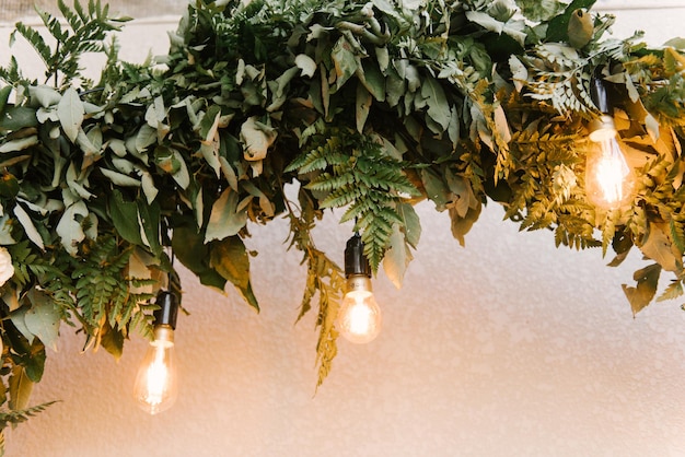 Belle arche de mariage avec des lumières rétro décorées de fleurs de nuit zone de réception de nuit des jeunes mariés