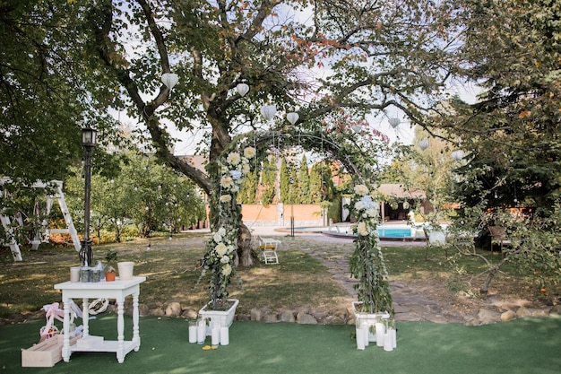 Photo belle arche de mariage pour cérémonie dans le parc