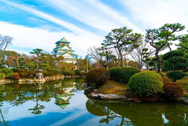 Belle architecture au château d'Osaka à Osaka, Japon.