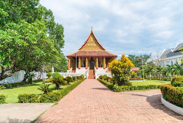 Belle architecture au temple Haw Phra Kaew