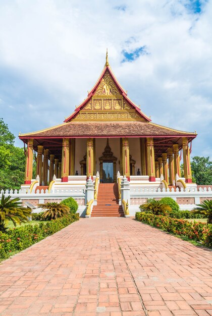 Belle architecture au temple Haw Phra Kaew