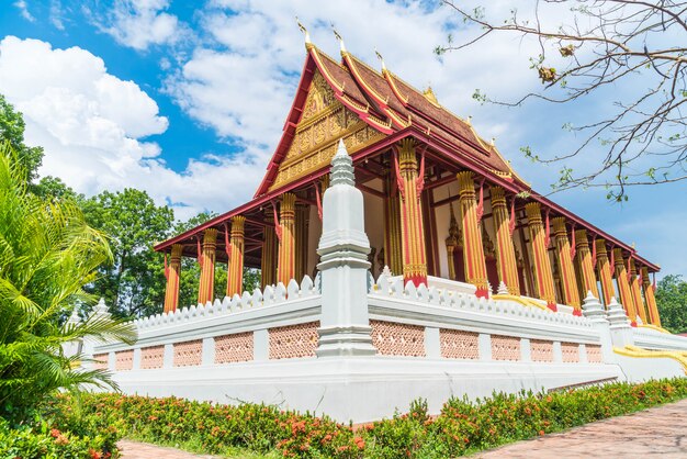 Belle architecture au temple Haw Phra Kaew