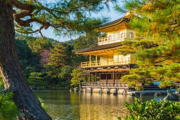 Belle architecture au temple Kinkakuji (pavillon d&#39;or) à Kyoto.