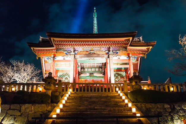 Belle architecture dans le temple de Kiyomizu-dera à Kyoto.