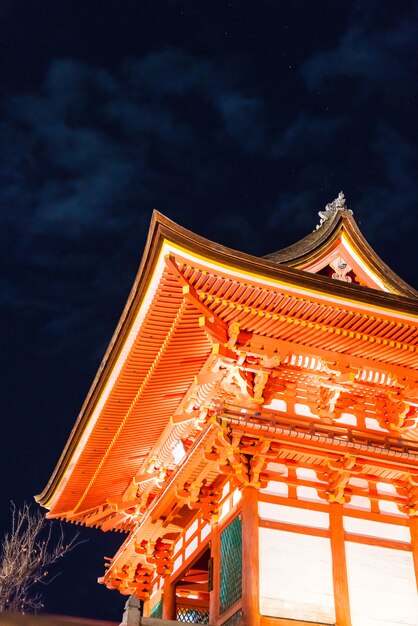 Belle architecture dans le temple de Kiyomizu-dera à Kyoto.