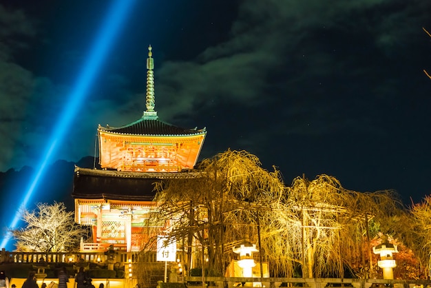 Belle architecture dans le temple de Kiyomizu-dera à Kyoto.