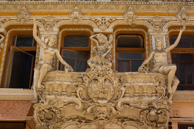 Belle architecture moderne à Odessa passage le bâtiment historique et le premier centre commercial de la ville Toit en verre baroque décoré de murs et de bas-reliefs