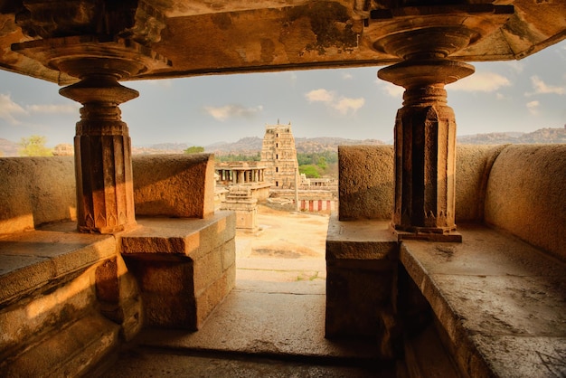 Belle architecture des ruines antiques du temple de Hampi au coucher du soleil Karnataka Inde