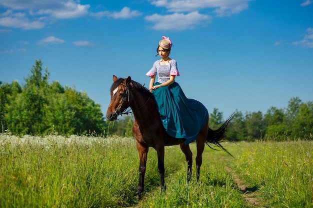 belle aristocrate en robe à cheval