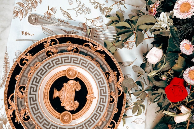 belle assiette et fleurs colorées parfaites fraîches debout sur une table de luxe