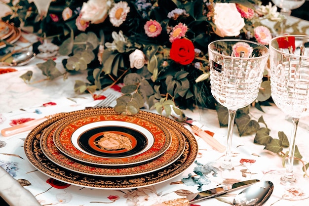 belle assiette et fleurs colorées parfaites fraîches debout sur une table de luxe