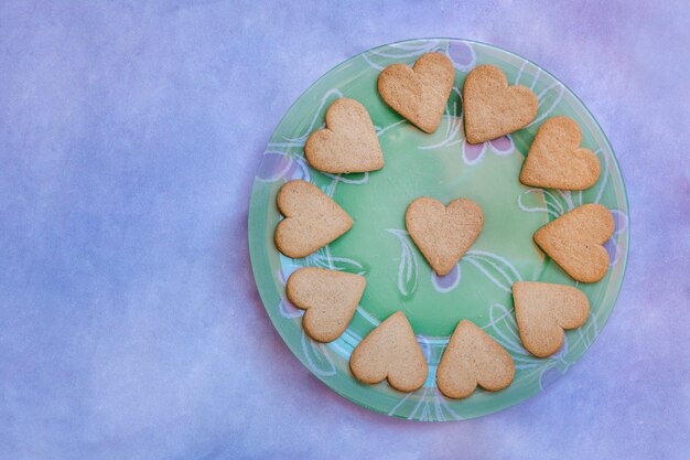 Belle assiette vintage avec des biscuits en forme de coeur