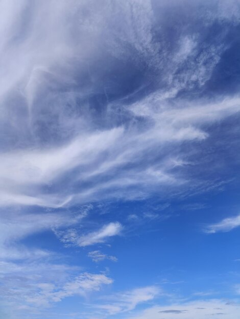 Photo belle atmosphère ciel bleu vif arrière-plan abstrait texture claire avec des nuages blancs