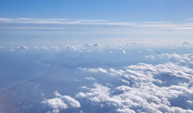 Belle au-dessus des nuages d&#39;un avion