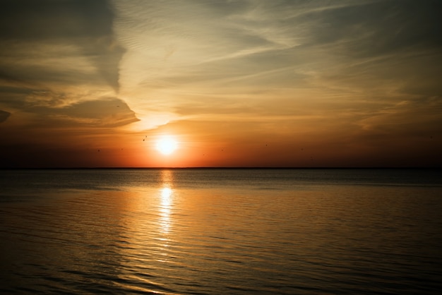 Belle aube du soleil sur la mer.