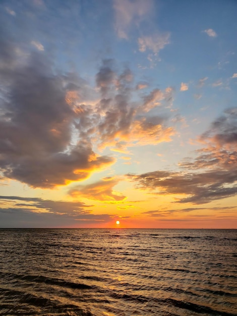 Belle aube de paysage sur le repos de détente de la mer d'Azov