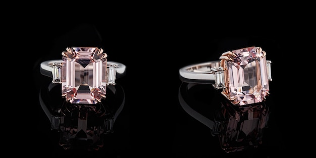 Belle bague en or avec morganite et diamants sur fond noir