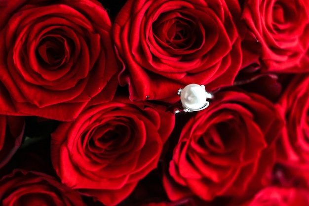 Belle bague de perles en or blanc et bouquet de roses rouges bijoux de luxe cadeau d'amour pour la Saint Valentin et les vacances romantiques