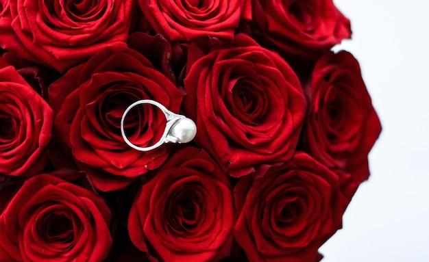 Belle bague de perles en or blanc et bouquet de roses rouges bijoux de luxe cadeau d'amour pour la Saint Valentin et les vacances romantiques