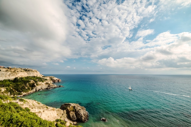 Belle baie bleue sur la plage