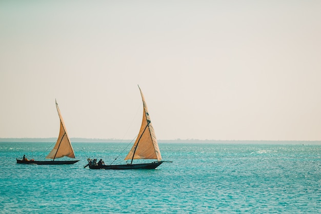 Belle baie confortable avec des bateaux et une eau turquoise claire