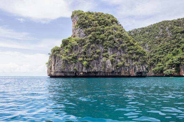 Belle baie de l'île tropicale à Maya Bay sur l'île de Phi Phi Leh dans la province de Krabi en Thaïlande