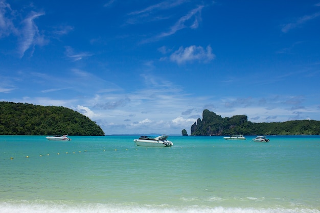 Belle baie tropicale d'Ao Loh Dalum sur l'île de Phi Phi Don, Krabi Thaïlande, vue sur la mer, vacances d'été.