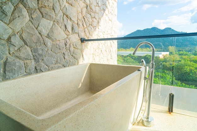 belle baignoire sur balcon avec fond de colline de montagne